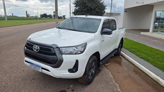 TOYOTA HILUX 2.8 D-4D TURBO DIESEL CD SR 4X4 AUTOMÁTICO